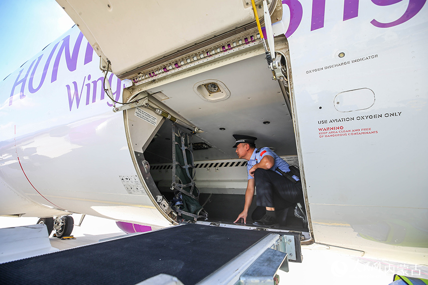 二連出入境邊防檢查站移民管理警察檢查入境航班貨艙。楊金燁攝