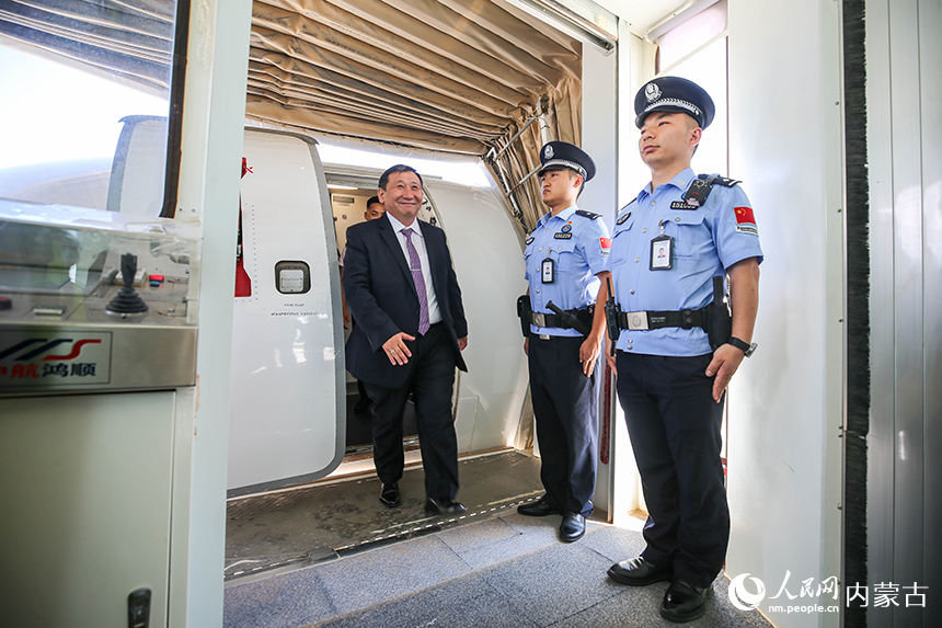 二連出入境邊防檢查站移民管理警察監(jiān)護(hù)入境航班。楊金燁攝