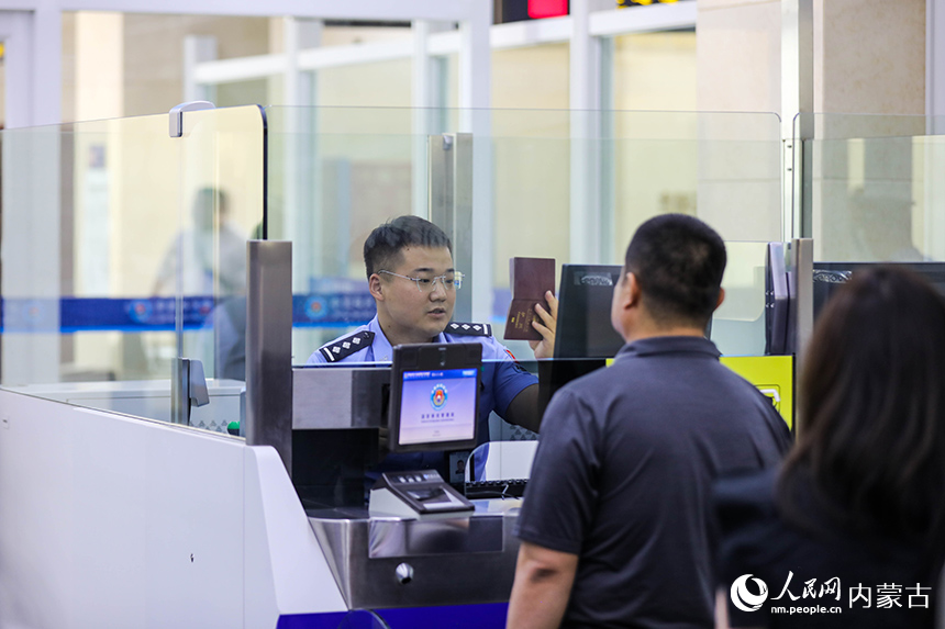 二連出入境邊防檢查站移民管理警察為入境航班旅客辦理通關(guān)手續(xù)。楊金燁攝