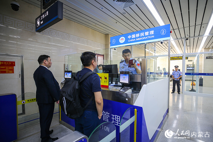 二連出入境邊防檢查站移民管理警察為入境航班旅客辦理通關(guān)手續(xù)。楊金燁攝