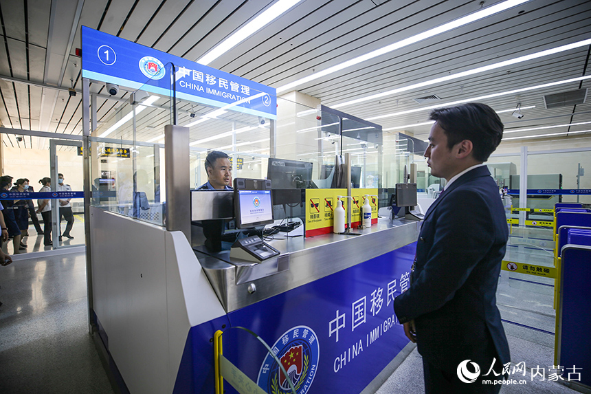 二連出入境邊防檢查站移民管理警察為入境航班旅客辦理通關(guān)手續(xù)。楊金燁攝