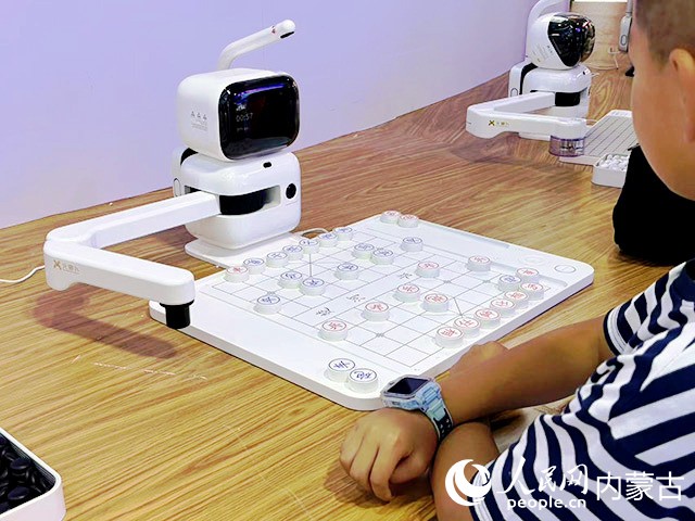 AI智能下棋機(jī)器人。實(shí)習(xí)生 劉恒岳攝