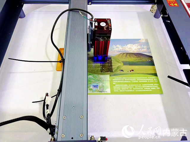 樹(shù)葉激光雕刻機(jī)。實(shí)習(xí)生 劉恒岳攝