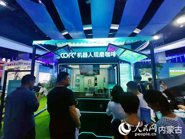 機(jī)器人現(xiàn)磨咖啡。實(shí)習(xí)生 劉恒岳攝