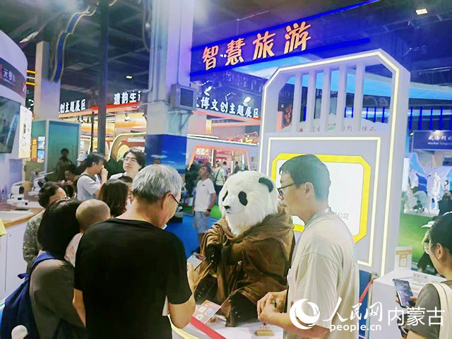 “智慧旅游機(jī)器人”引導(dǎo)游客。實(shí)習(xí)生 劉恒岳攝