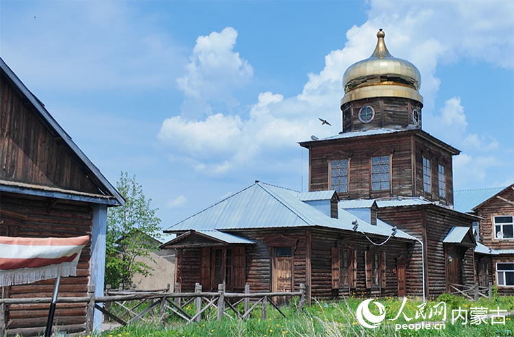 頗具特色的“木刻楞”房屋。人民網(wǎng)記者 齊浩男攝