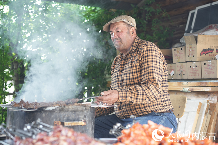 孫金花家庭小院內(nèi)，正在烤制肉串。人民網(wǎng)記者 李睿攝