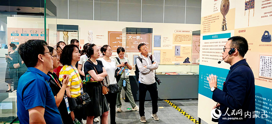 采訪(fǎng)團(tuán)參觀(guān)遼代歷史文化博物館。實(shí)習(xí)生 董昱攝