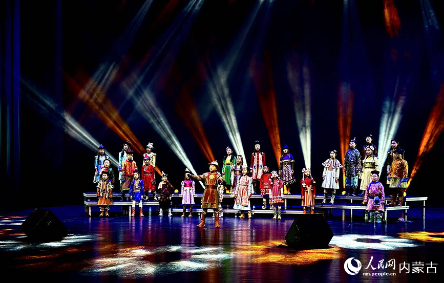 演出現(xiàn)場(chǎng)。實(shí)習(xí)生 張雅新攝