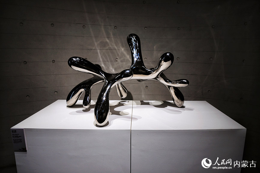 雕塑藝術(shù)展現(xiàn)場展品。實習(xí)生 韓飛月攝