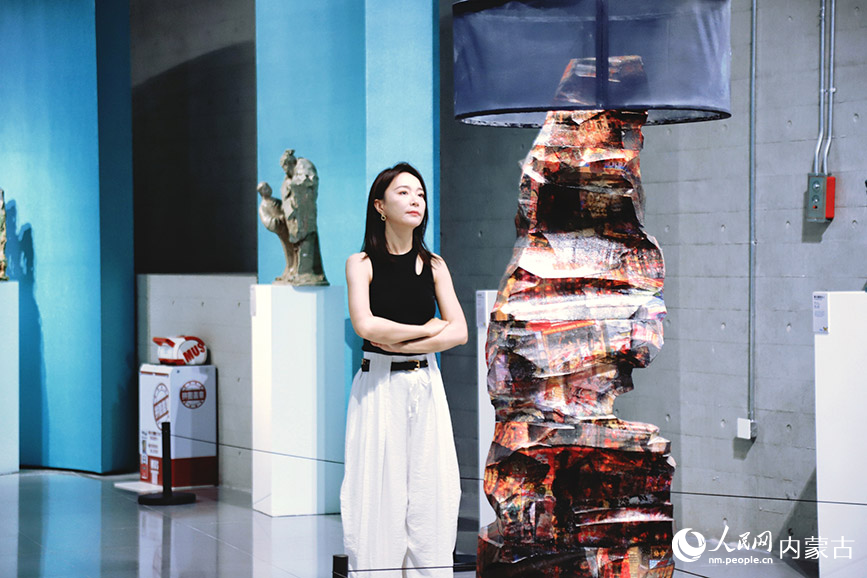 市民參觀雕塑藝術(shù)展。實習(xí)生 韓飛月攝