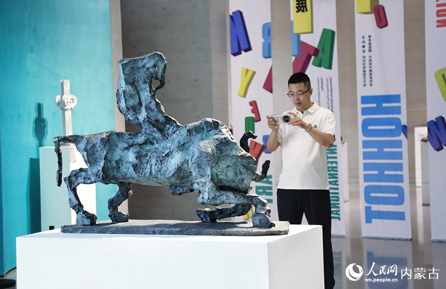 市民參觀雕塑藝術(shù)展。實(shí)習(xí)生 韓飛月攝