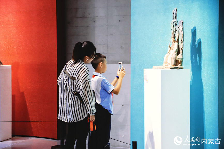 市民參觀雕塑藝術(shù)展。實習(xí)生 韓飛月攝