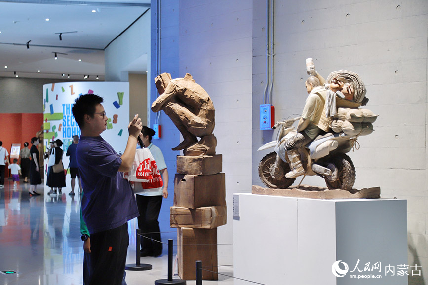 市民參觀雕塑藝術(shù)展。實(shí)習(xí)生 韓飛月攝