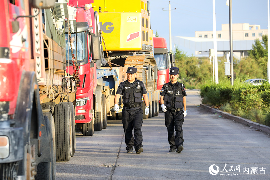 二連出入境邊防檢查站移民管理警察對(duì)出境貨車進(jìn)行車體檢查。郭鵬杰攝