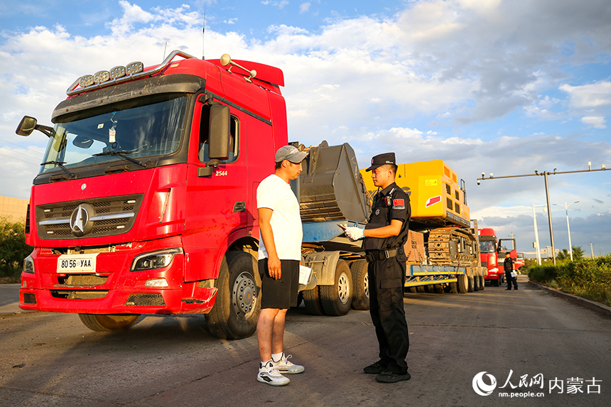 二連出入境邊防檢查站移民管理警察檢查貨車司機(jī)通關(guān)證件。郭鵬杰攝