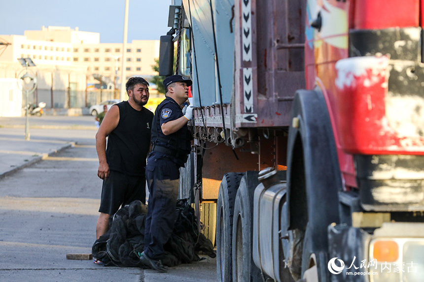 二連出入境邊防檢查站移民管理警察對出境貨車進(jìn)行車體檢查。郭鵬杰攝