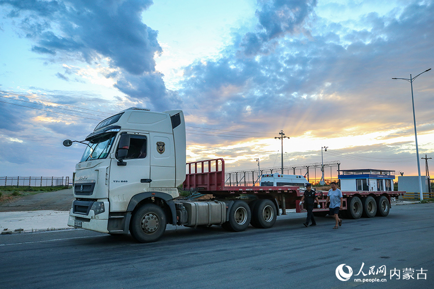 二連出入境邊防檢查站移民管理警察對出境貨車進行車體檢查。郭鵬杰攝