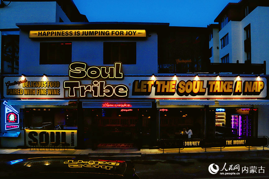 東護(hù)城河北街夜景。實(shí)習(xí)生 韓飛月攝