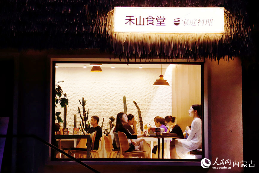 東護城河北街夜景。實習生 韓飛月攝