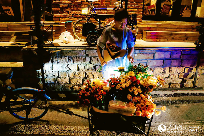 東護(hù)城河北街夜景。實(shí)習(xí)生 韓飛月攝