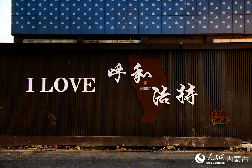 東護(hù)城河北街夜景。實(shí)習(xí)生 韓飛月攝