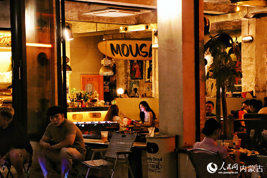 東護(hù)城河北街夜景。實(shí)習(xí)生 王伊蕊攝