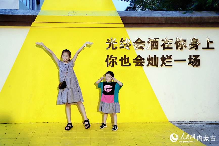 游客拍照打卡。實(shí)習(xí)生 韓飛月攝