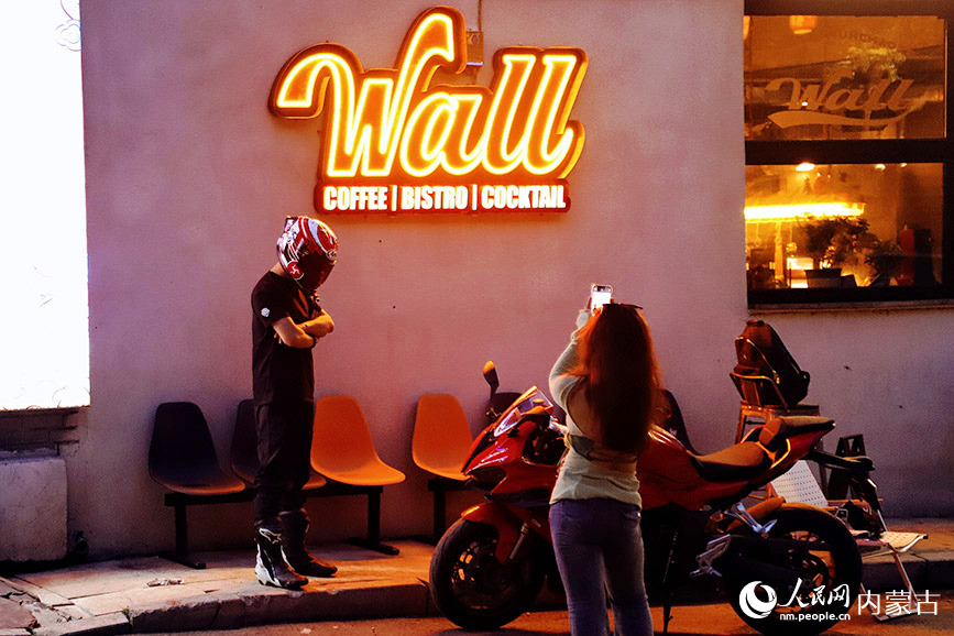 游客拍照打卡。實習生 韓飛月攝