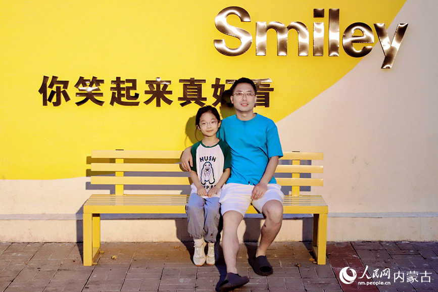 游客拍照打卡。實習生 韓飛月攝