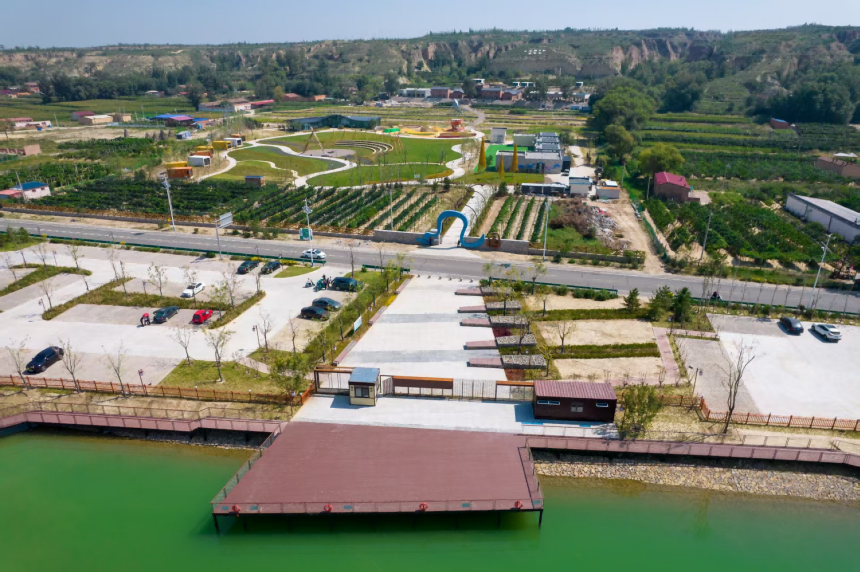 托克托縣“耕稼陶漁”鄉(xiāng)村生活體驗園航拍全景，魚塘、垂釣區(qū)與漁文化館錯落分布，展現(xiàn)了黃河河畔漁產(chǎn)業(yè)與文旅融合的鄉(xiāng)村振興新圖景。路通攝