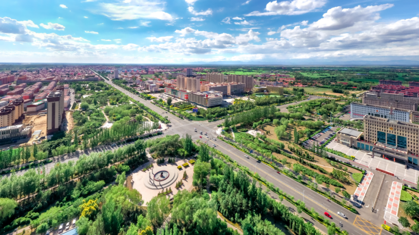 托克托縣城區(qū)林蔭街道與整潔樓宇，現(xiàn)代化建筑群勾勒出宜居輪廓。張瑋攝