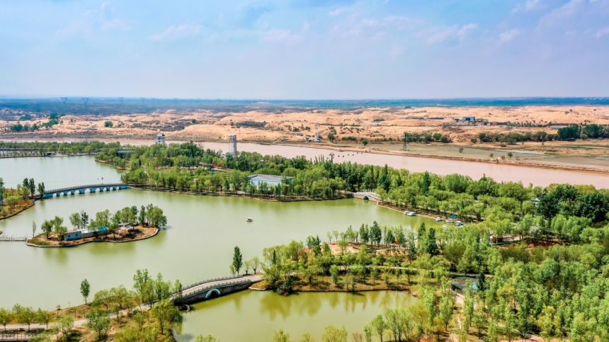 托克托縣神泉生態(tài)景區(qū)，翠色連綿處，湖波如鏡；黃沙掩映間，沙丘起伏。張瑋攝