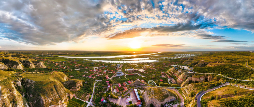 托克托縣黃河河畔落日映照沿岸美麗鄉(xiāng)村的實景。張瑋攝