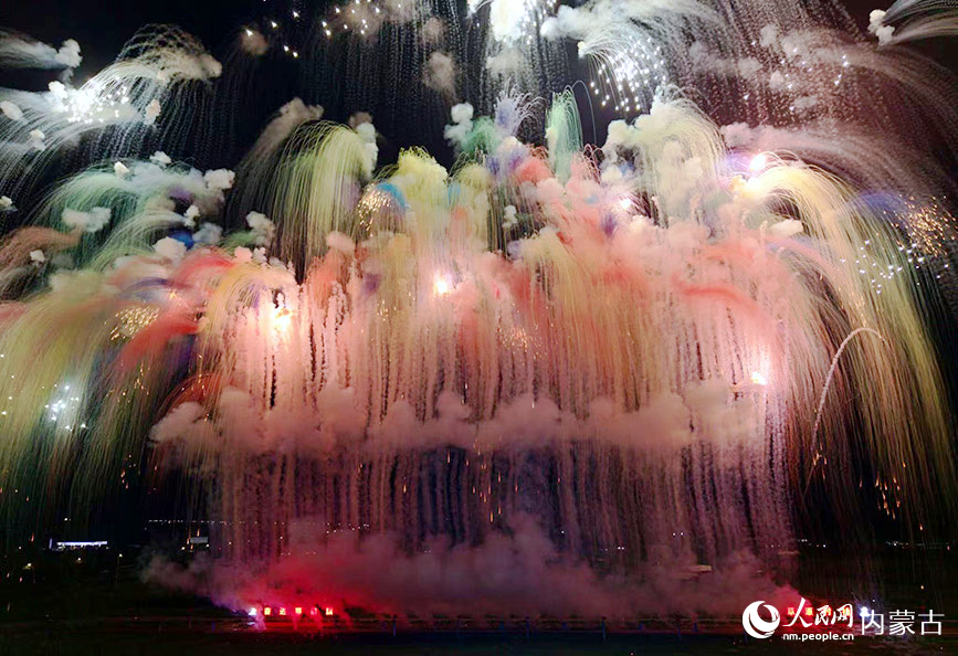 開幕式現(xiàn)場的焰火表演。人民網(wǎng)記者 齊浩男攝