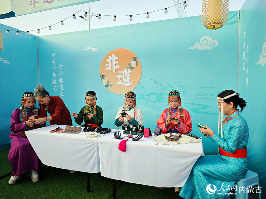 烏拉特刺繡技藝展示現(xiàn)場(chǎng)。實(shí)習(xí)生 秦語(yǔ)睿攝