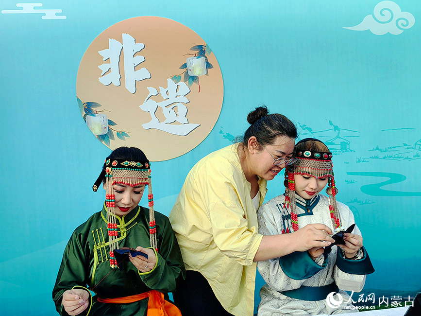 烏拉特刺繡技藝展示現(xiàn)場。實習生 秦語睿攝