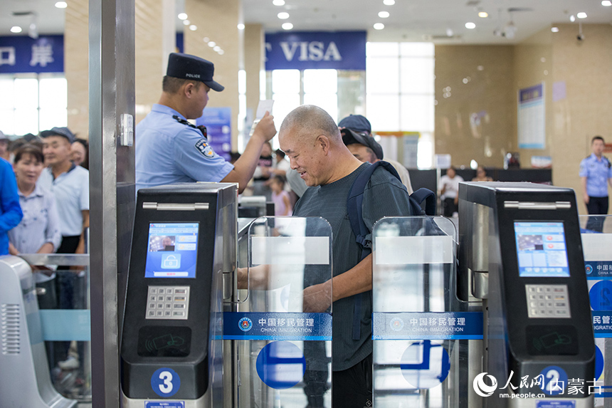 旅客從二連浩特公路口岸快捷通道通關(guān)。郭鵬杰攝