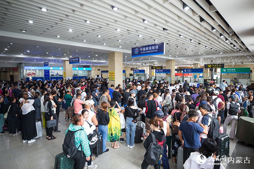 旅客從內(nèi)蒙古二連浩特公路口岸入境。郭鵬杰攝
