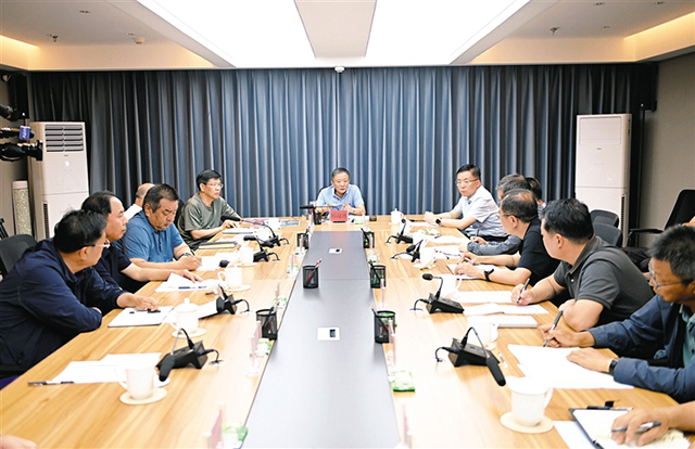 八月十三日，自治區(qū)黨委書記孫紹騁在托克托縣主持召開座談會，研究部署防汛搶險救災(zāi)工作。記者 馬建兵 攝