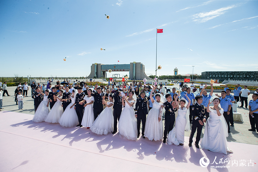 在集體婚禮現(xiàn)場開展的幸福手捧花傳遞儀式。郭鵬杰攝