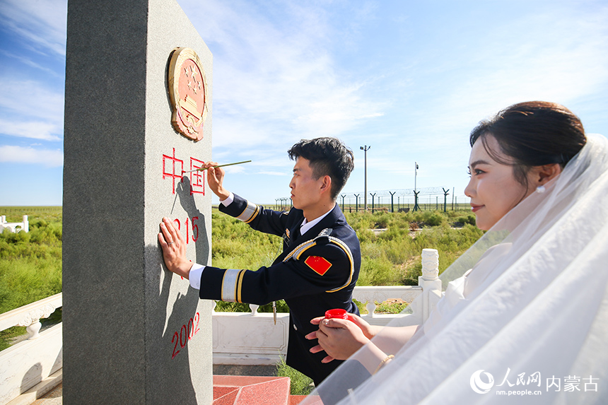 一對新人為日夜守護(hù)的界碑描紅。郭鵬杰攝