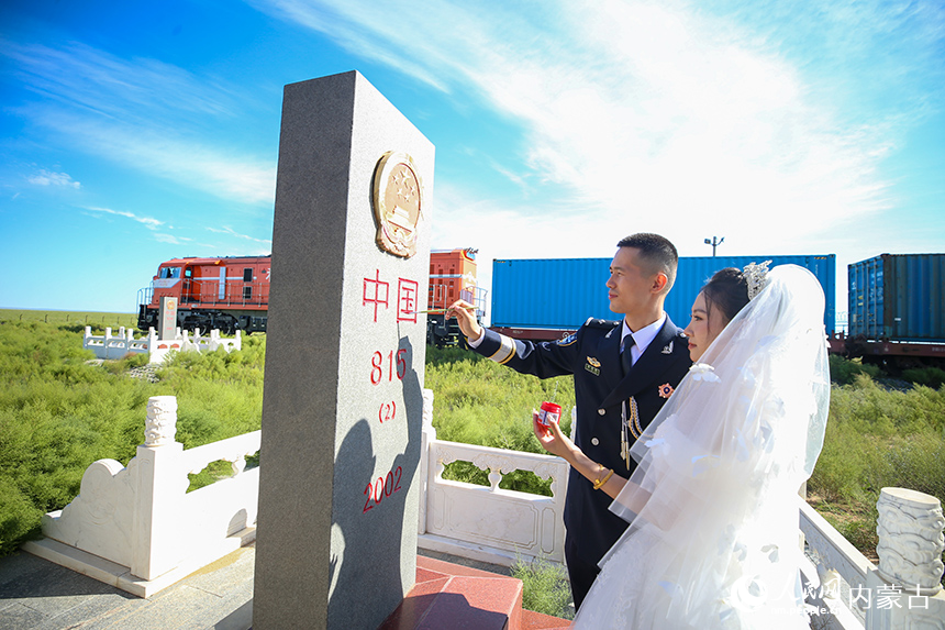 一對(duì)新人為日夜守護(hù)的界碑描紅。郭鵬杰攝