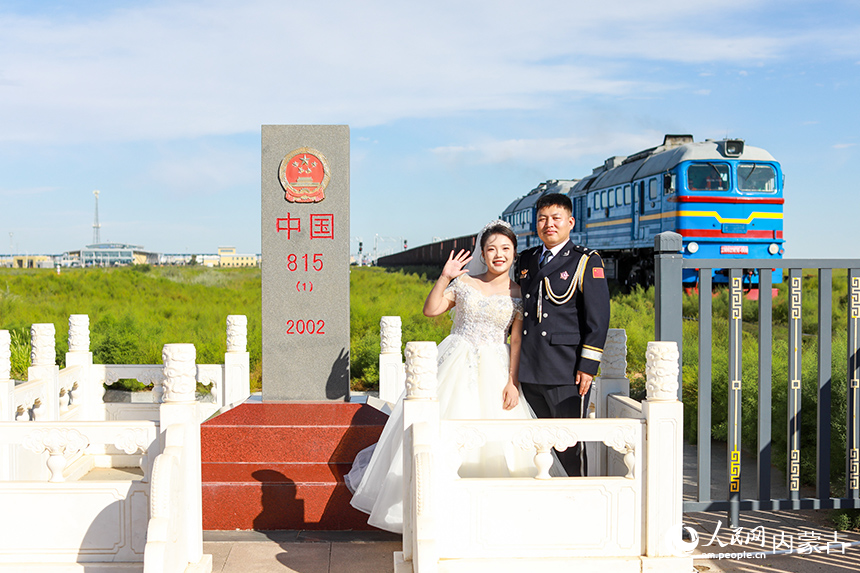 一對(duì)新人在日夜守護(hù)的界碑前收獲甜蜜愛情。郭鵬杰攝