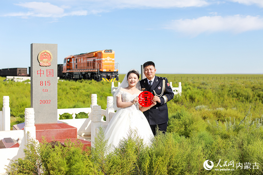 一對新人在日夜守護(hù)的界碑前收獲甜蜜愛情。郭鵬杰攝