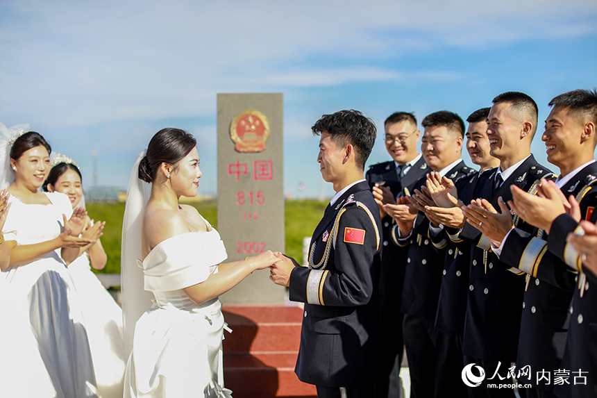 一對(duì)新人在同事們的見(jiàn)證下立下愛(ài)的誓言。郭鵬杰攝