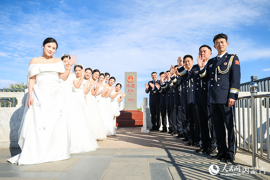 9對新人在日夜守護的界碑前許下愛的諾言。郭鵬杰攝