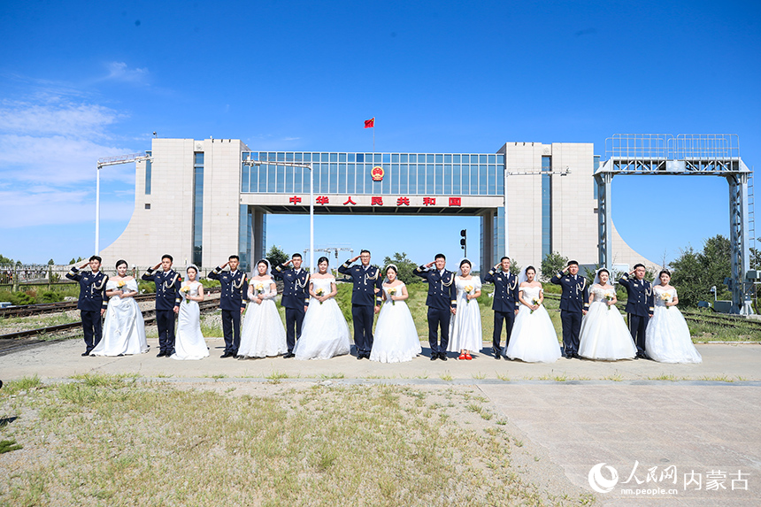 9對(duì)新人在日夜守護(hù)的國(guó)門下收獲甜蜜愛(ài)情。郭鵬杰攝