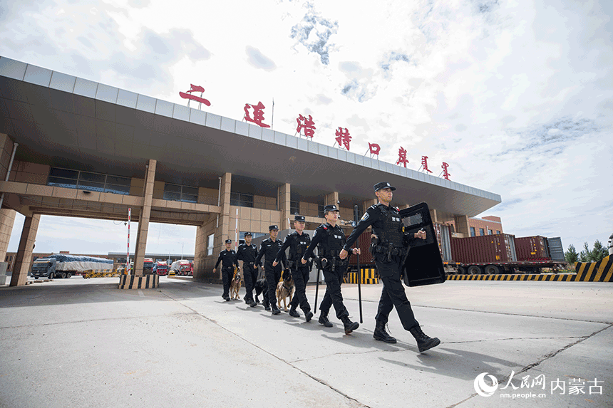 訓(xùn)導(dǎo)員帶犬對(duì)口岸限定區(qū)域進(jìn)行巡邏踏查。郭鵬杰攝