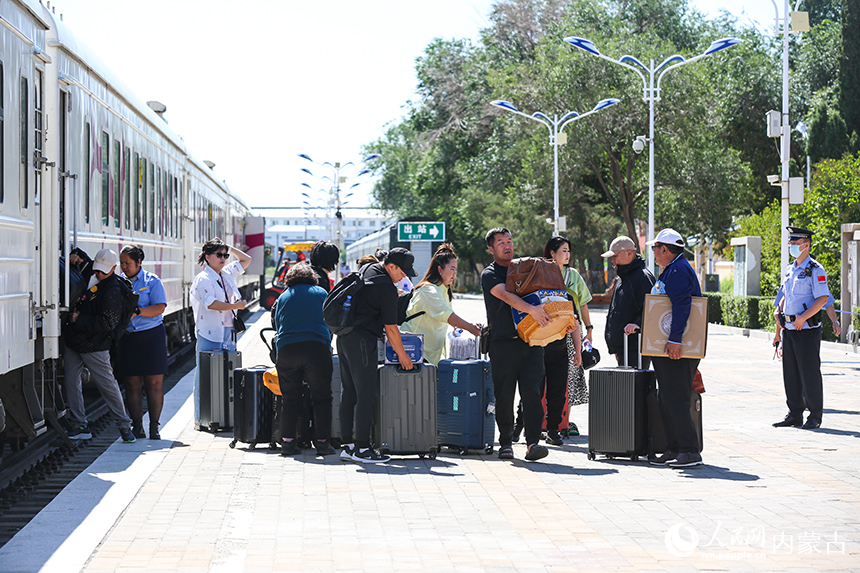 參加第五屆中蒙博覽會的蒙古國客商從二連浩特鐵路口岸入境。郭鵬杰攝